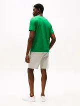 Remera verde de cuello redondo, confeccionada en algodón, con logo de Tommy Hilfiger bordado en el pecho.