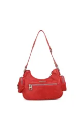Cartera tipo baguette de color rojo, con múltiples bolsillos frontales, herrajes metálicos plateados y correa ajustable.