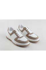 Championes casuales de mujer, color blanco con detalles en beige y suela plana.