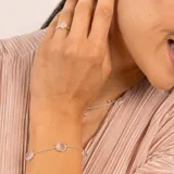 Pulsera de plata 925 con cadena de eslabones y cinco dijes circulares de cuarzo rosado.