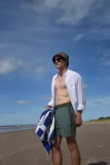 Short de baño color bordó con cintura elastizada y cordón ajustable.