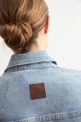 Chaqueta clásica de jean color celeste, con bolsillos frontales con solapa, cierre de botones metálicos y cuello camisero.