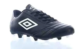 Championes de fútbol Umbro modelo Classico II HG, color negro con logo blanco en el lateral. Diseño clásico con cordones y suela con tapones para césped natural firme.