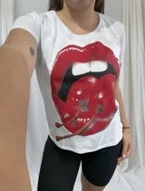 Remera blanca de algodón con estampado de labios rojos con cerezas.