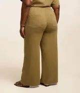 Pantalón pantalona color marrón confeccionado en sarga liviana con liocel y algodón. Presenta lazo en la cintura, bolsillos laterales y traseros.