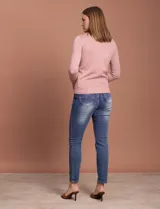 Cardigan blanco de tejido fino con abertura central y botones.