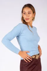 Sweater de textura suave y peluda en color celeste, con cuello en V y mangas largas ajustadas.