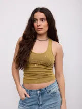 Musculosa verde militar con escote redondo, espalda estilo natatorio, detalle de bordado con la palabra 'New York' en el frente y aplicaciones de tachas metálicas plateadas.