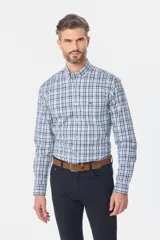 Camisa de manga larga con estampado de cuadros en tonos azules y blancos, cuello con botones y bolsillo frontal.