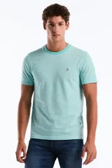 Remera de manga corta y cuello redondo en tono verde menta, con patrón de rayas sutiles en tejido jacquard y bordado del logo de un pingüino en el pecho.