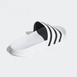 Sandalias Adidas Adilette de color blanco con tres tiras negras en la banda superior y plantilla contorneada.