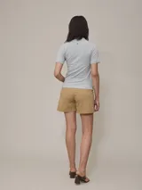 Polo blanco de algodón con elastano, de corte ajustado y mangas cortas.