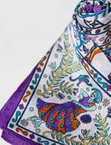 Bandana de satén estampada con motivos florales y geométricos en tonos violeta, azul, naranja y blanco.