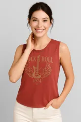 Musculosa de algodón color terracota, con cuello redondo a la base y estampa frontal con diseño de guitarra, alas y texto Rock & Roll 1974 en color dorado.