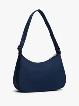 Cartera de hombro tipo baguette de Tommy Jeans, color azul marino, con cierre de cremallera y correa ajustable de tejido trenzado. Presenta el parche distintivo de la marca en la parte frontal.