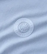 Remera masculina color celeste, de corte comfort, cuello redondo y manga corta. Presenta un estampado localizado de sello náutico con un ancla en el pecho.