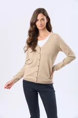 Saco tejido fino de hilo de algodón color beige, con cuello en V, cierre frontal con botones y puños acanalados.