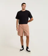 Bermuda masculina de poliéster color tostado, modelo baggy de corte holgado y recto. Cuenta con cintura elástica con cordón ajustable y bolsillos cargo laterales con cierre de cremallera.