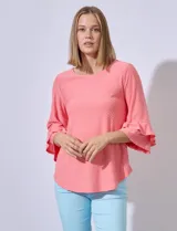 Blusa color salmón en tejido piqué, de manga ¾ con volados.