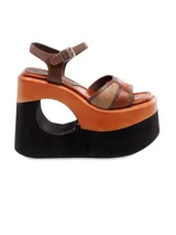 Sandalias de plataforma Jeffrey Campbell modelo Colm, color marrón con detalles en beige y negro. Tiras de cuero y ajuste con hebilla.