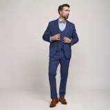 Traje de tres piezas modelo Fellini S6, color azul, compuesto por saco, chaleco y pantalón de vestir de corte recto.