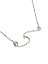 Collar de plata 925 con dije minimalista en forma de ola.