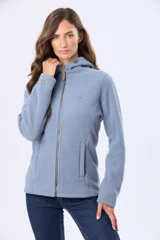 Campera de polar azul con cierre frontal, capucha integrada y bolsillos laterales. Presenta un diseño entallado con logo bordado en el pecho.