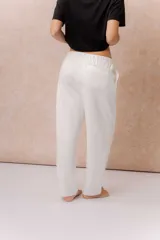 Pantalón de jogging blanco de corte relajado y pierna recta, con cintura elastizada y bolsillos laterales.