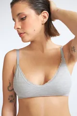 Sostén gris con encaje en el escote, de breteles finos y espalda lisa.