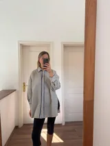 Camisa oversize de mangas largas con estampado de rayas verticales azules y blancas.