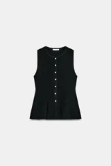 Top de punto acanalado en color beige, sin mangas y con cuello redondo. Presenta un cierre frontal con botones pequeños y un bajo con acabado en peplum que aporta volumen.