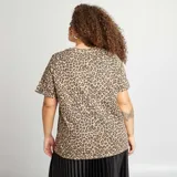 Camiseta de manga corta con estampado animal print color beige y marrón.