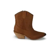 Bota corta estilo texana color marrón, confeccionada en cuero, con bordados decorativos y cierre lateral. Interior forrado en cuero, plantilla anatómica y suela de goma con taco foliado de 3,5 cm.