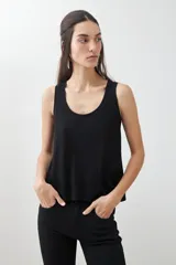 Musculosa verde con escote redondo a la base y sisas anchas.
