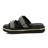 Sandalias Beira Rio de plataforma con doble faja superior en color negro y diseño geométrico en blanco y negro, con suela track y detalle de ribete dorado.