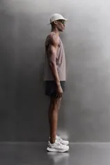 Musculosa deportiva Zara Athleticz de tejido ligero y elástico con paneles laterales de malla transpirable. Presenta cuello redondo, sisas amplias y bajo con aberturas laterales.