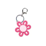 Llavero con diseño de flor margarita tejida en hilo, con centro en color rosa claro y pétalos en color fucsia. Incluye argolla metálica y gancho tipo mosquetón plateado.