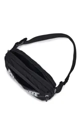Riñonera JanSport modelo Washington Waistpack, color negro con logo de la marca estampado en blanco en el frente. Cuenta con cierre principal y correa ajustable.
