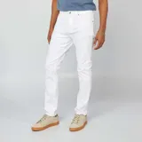 Jean de corte slim en color blanco, con diseño clásico de cinco bolsillos, cierre frontal con botón y cremallera.