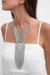 Collar de estilo pechera compuesto por múltiples hileras de cadenas finas doradas y eslabones tubulares, creando un diseño en cascada con gran caída.