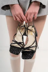 Sandalias plateadas con tiras finas cruzadas, plantilla cuadrada y taco bloque de 5 cm.