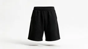 Bermuda de frisa negra con corte baggy y diseño holgado por debajo de la rodilla. Cuenta con cintura elástica y costuras diagonales asimétricas en el frente.