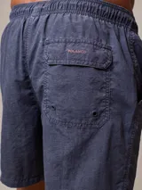 Short de baño tipo volley, color azul piedra con efecto lavado, cintura elástica con cordón ajustable y bolsillos laterales.