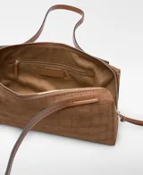 Bolso alargado color marrón, con diseño de grabado efecto cocodrilo y asas de hombro largas.
