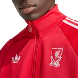 Campera deportiva Adidas Originals del Liverpool F.C. en color rojo con las icónicas tres tiras blancas en las mangas. Presenta cierre frontal, cuello alto y bolsillos laterales, con el logo del trébol de Adidas y el escudo del club bordados en el pecho.