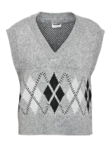 Chaleco tejido sin mangas con escote en V, confeccionado en punto jacquard con diseño de rombos y textura suave de fit regular.