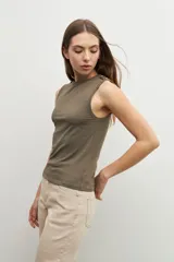 Musculosa verde oliva con cuello redondo y botones decorativos en los hombros.