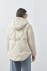Campera puffer negra con diseño acolchado, capucha integrada y cierre frontal con botones a presión. Presenta puños elásticos y costuras decorativas en el frente.