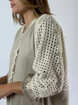 Vestido largo blanco de lino con mangas tres cuartos con detalle de crochet.