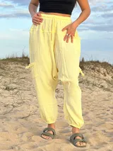 Pantalón babucha amarillo de muselina, con cintura elastizada y bolsillos laterales.
